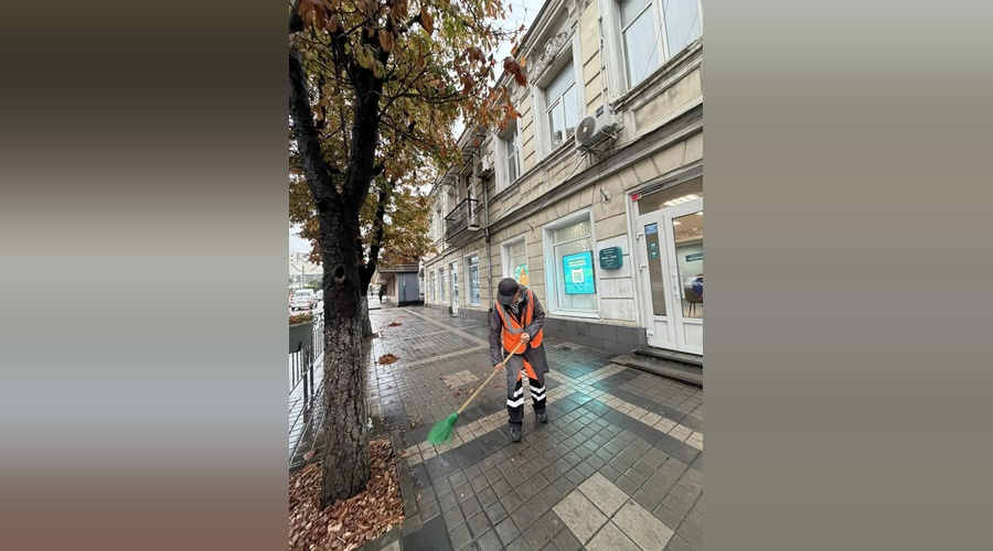 Более 400 человек обеспечивают уборку Симферополя в непогоду