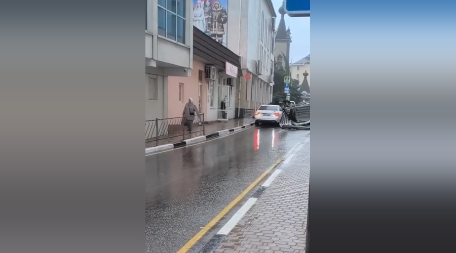 В Алуште обломок кровли повредил припаркованный автомобиль
