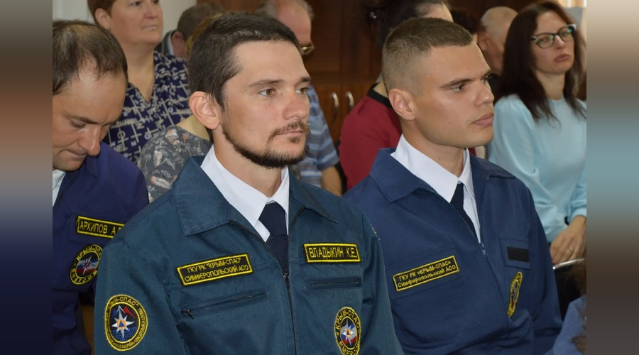 Крымских спасателей наградили за операцию в пещерах