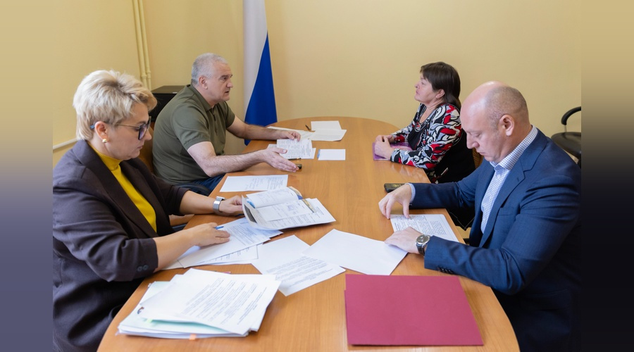 Сергей Аксёнов провел прием граждан и поручил решить вопросы с ЖКХ и благоустройством