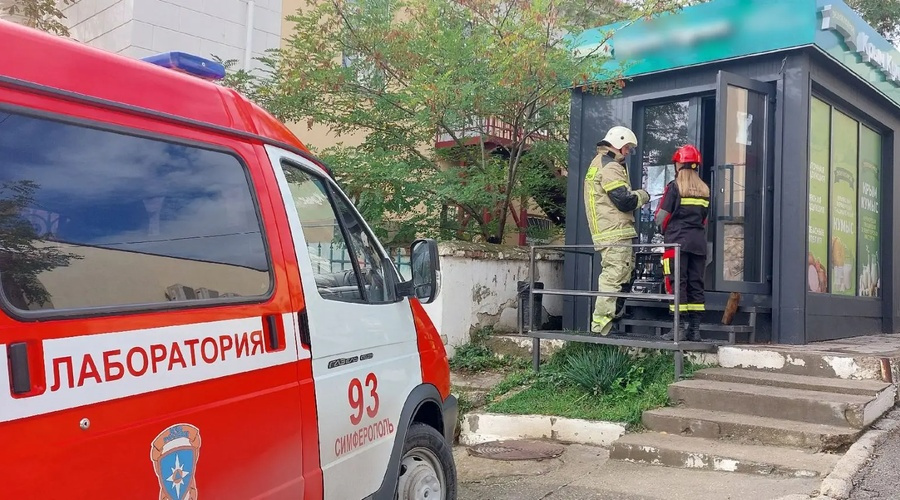 Специалисты МЧС устанавливают причину возгорания в торговом ларьке Судака