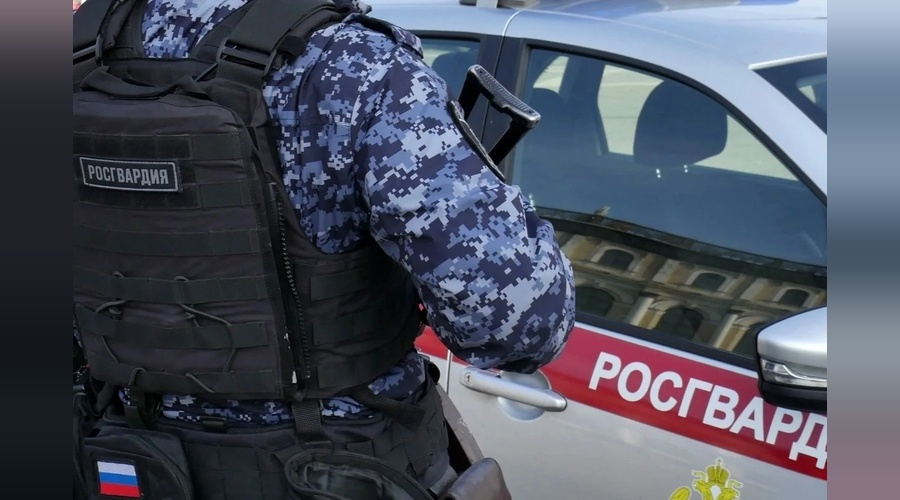 Мужчина в трусах и носках устроил автопереполох в Саках