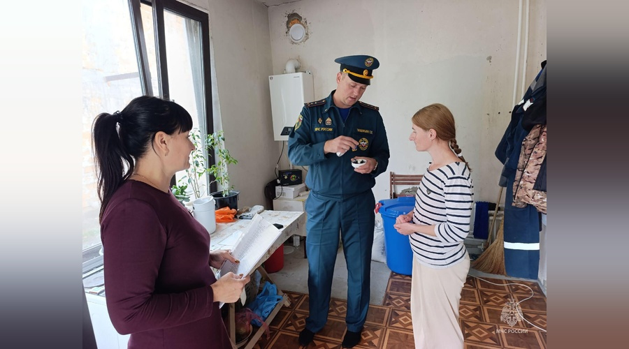 В Судаке семь многодетных семей бесплатно получили пожарные извещатели