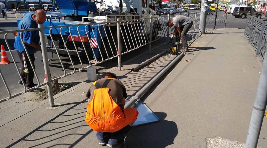 Рабочие «Города» продолжают обновлять дорожные знаки и ограждения в Симферополе