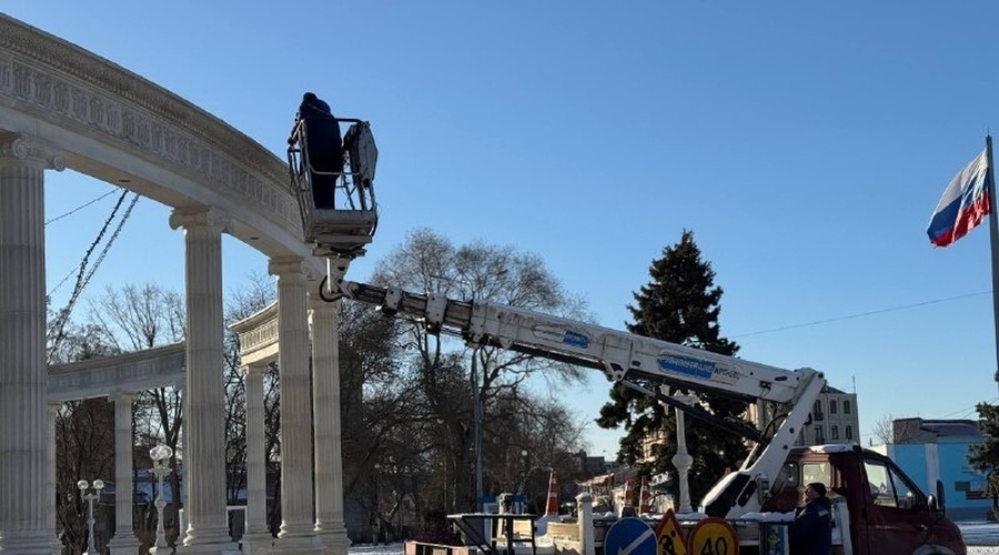 В Керчи начали убирать новогоднее оформление