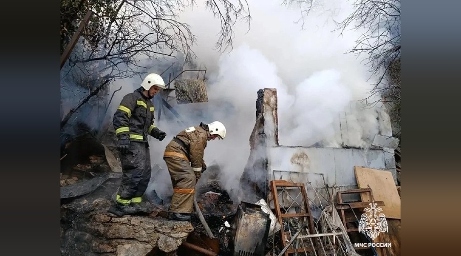 Пожарные спасли пенсионерку из горящей хозпостройки в Гаспре