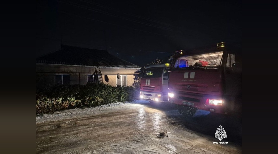Двое человек погибли при пожаре в жилом доме в Сакском районе
