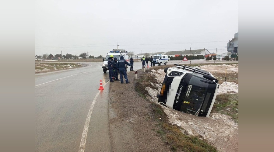 Двое пассажиров получили травмы при опрокидывании рейсового автобуса в Черноморском районе
