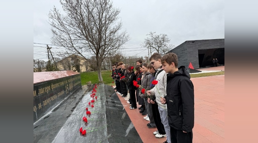 Школьники из Симферополя возложили цветы у мемориала жертвам концлагеря в Мирном
