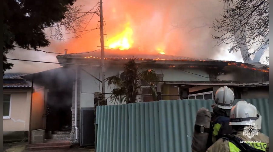 Огнеборцы спасли жилой дом от полного уничтожения в поселке Ореанда