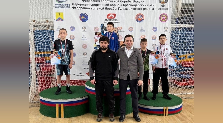 Юные борцы из Евпатории взяли три медали на Первенстве ЮФО