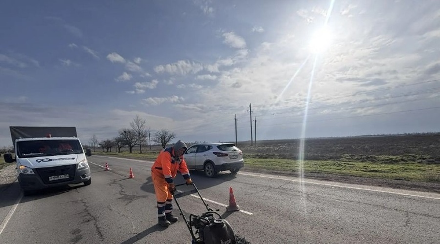 В Крыму начался аварийный ямочный ремонт дорожного полотна