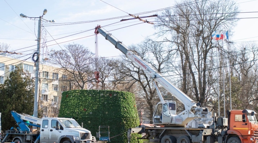 В Симферополе завершается демонтаж праздничного новогоднего убранства