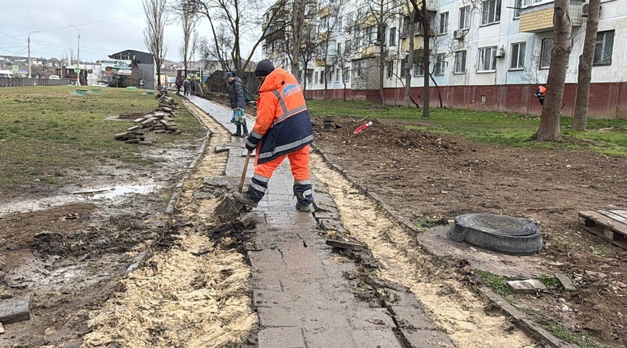 В Керчи обновляют пешеходную зону в жилом микрорайоне