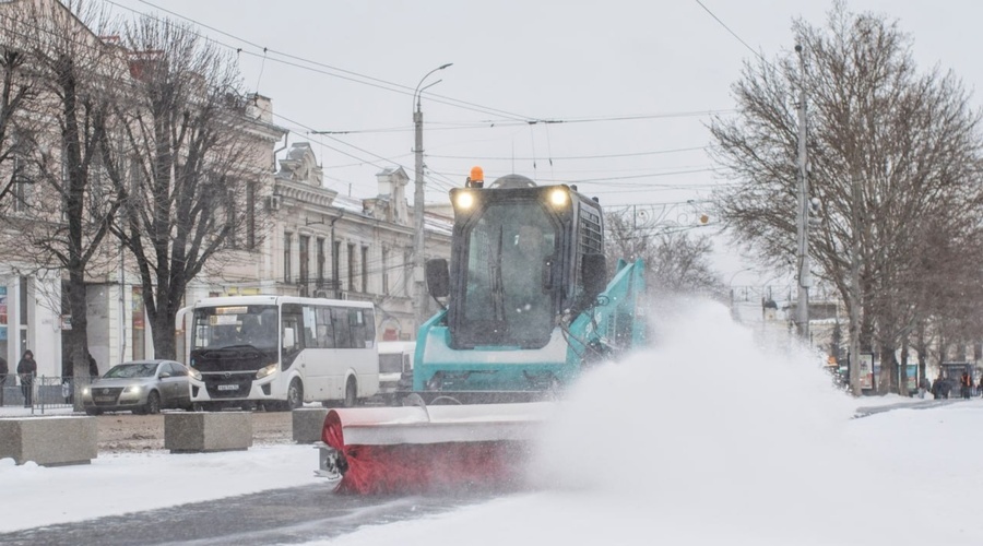 Симферополь продолжает очищать улицы и дороги от  утреннего снегопада