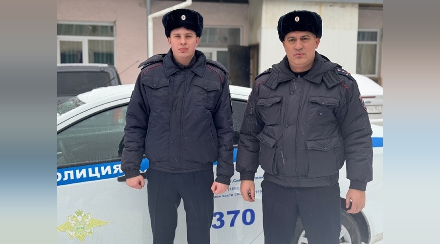 Инспекторы ДПС в Симферополе помогли детской команде успеть на турнир