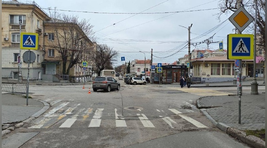 В Севастополе на улице Адмирала Октябрьского столкнулись Volkswagen и ГАЗ