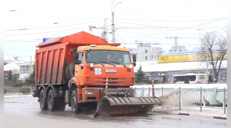 Симферопольские коммунальные службы с утра расчищают снег