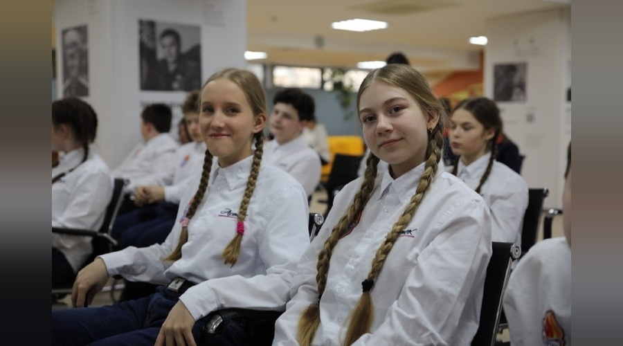 В Артеке юным россиянам вручили первые паспорта