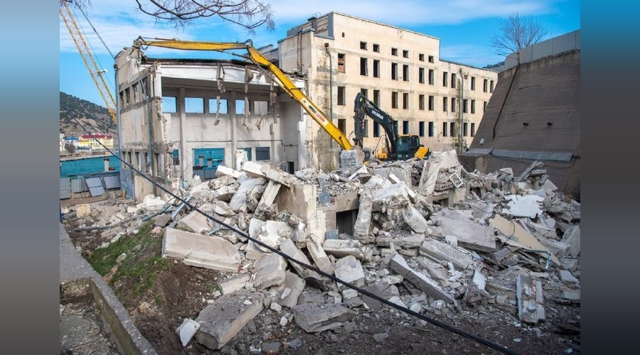 В Балаклаве начали разбор аварийного здания под будущий отель