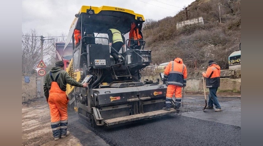 Асфальт на улице Георгиевская балка в Севастополе укладывают с опережением