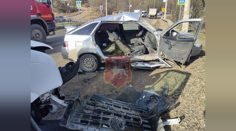 На Ангарском перевале столкнулись легковой автомобиль и рейсовый автобус
