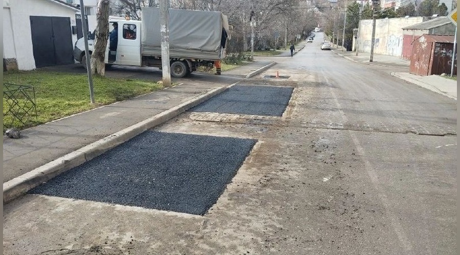 В Симферополе «Крымавтодор» ведет интенсивный ямочный ремонт дорожного полотна