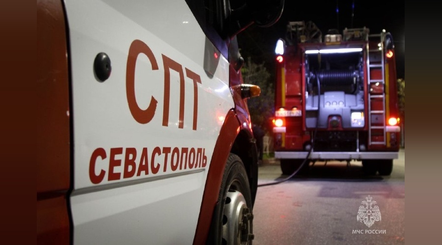 Пожарные ликвидируют крупное возгорание на улице Кряжева в Севастополе