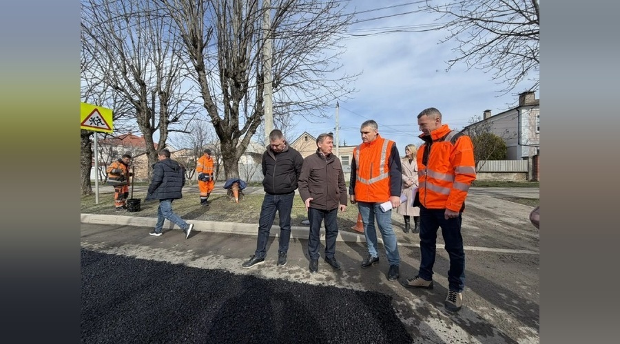 «Крымавтодор» начал масштабный ямочный ремонт дорог