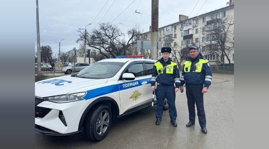 Инспекторы ДПС Севастополя помогли девушке справиться с заглохшей машиной