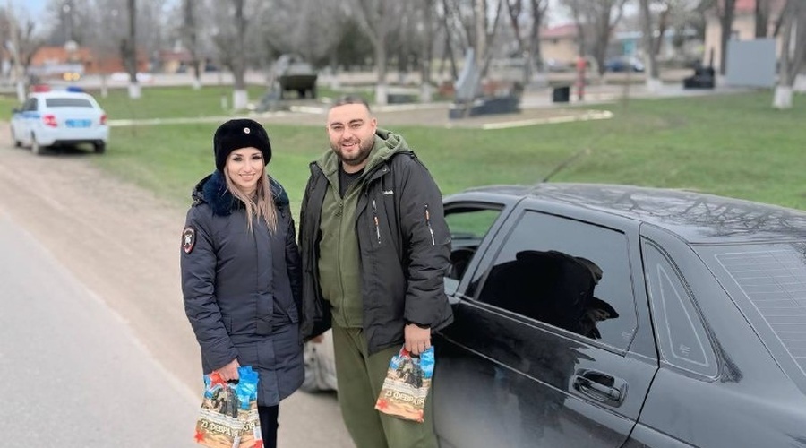 Инспекторы ГАИ Кировского района поздравили водителей с Днем защитника Отечества