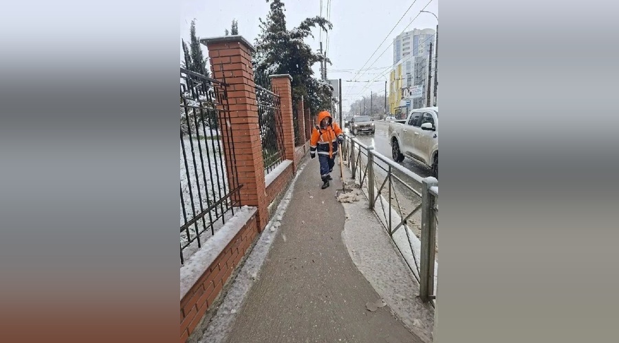 В Симферополе с раннего утра очищают город от снега