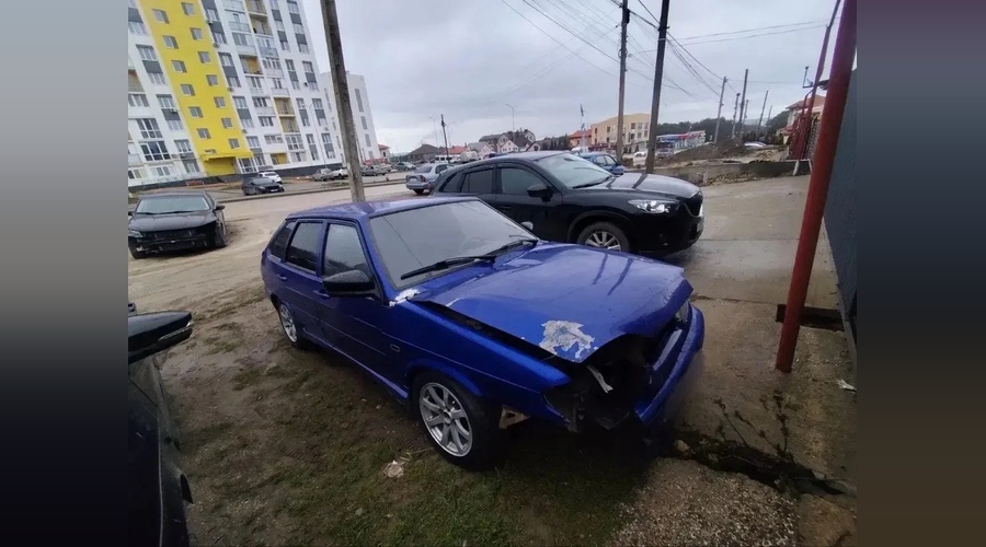В центре Симферополя автомобилист протаранил опору ЛЭП и покинул место аварии