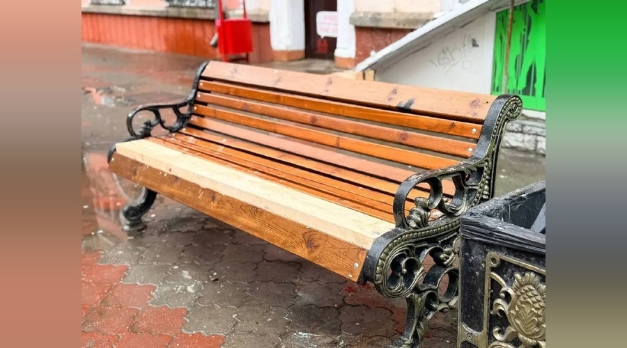 В Керчи обновляют городские скамейки и урны