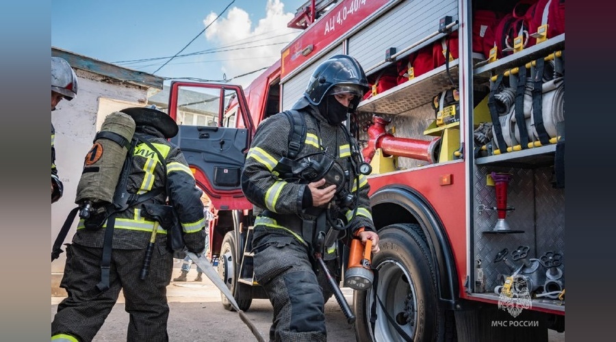 Пожарные спасли пятерых человек при возгорании в севастопольской многоэтажке