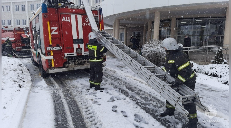 Медперсонал и спасатели Белогорска отработали эвакуацию пациентов при условном возгорании