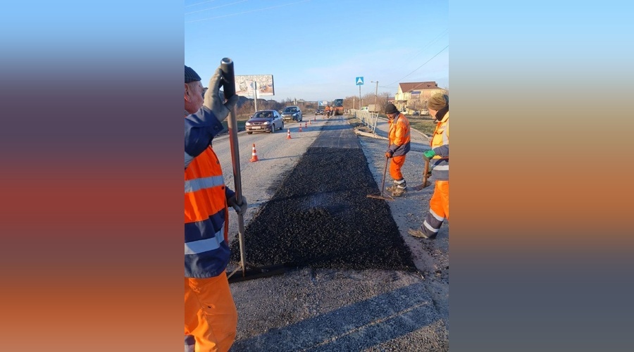 Аварийный ремонт дорог в Симферополе продолжается