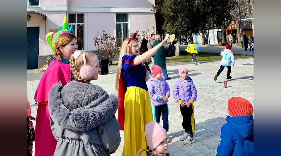 8 марта в сквере Тренёва собрал семьи Симферополя