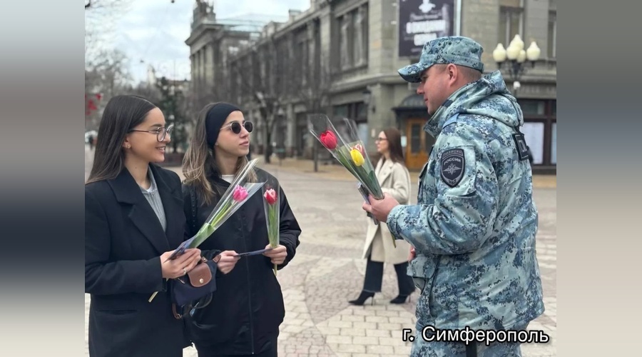Полицейские Крыма поздравили женщин акцией «8 Марта - в каждый дом»