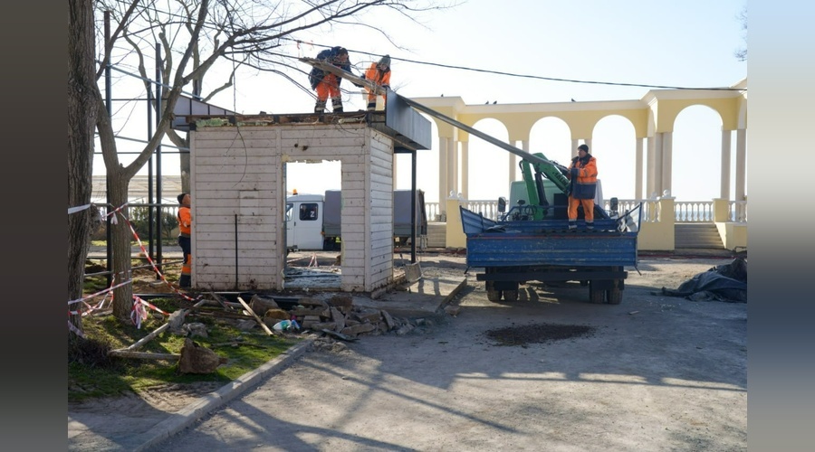 Муниципальные земли Евпатории очищают от незаконных торговых точек на набережной