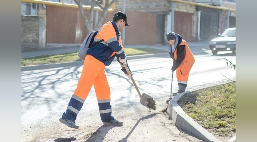Симферопольские коммунальные службы продолжают весеннюю уборку уличной сети