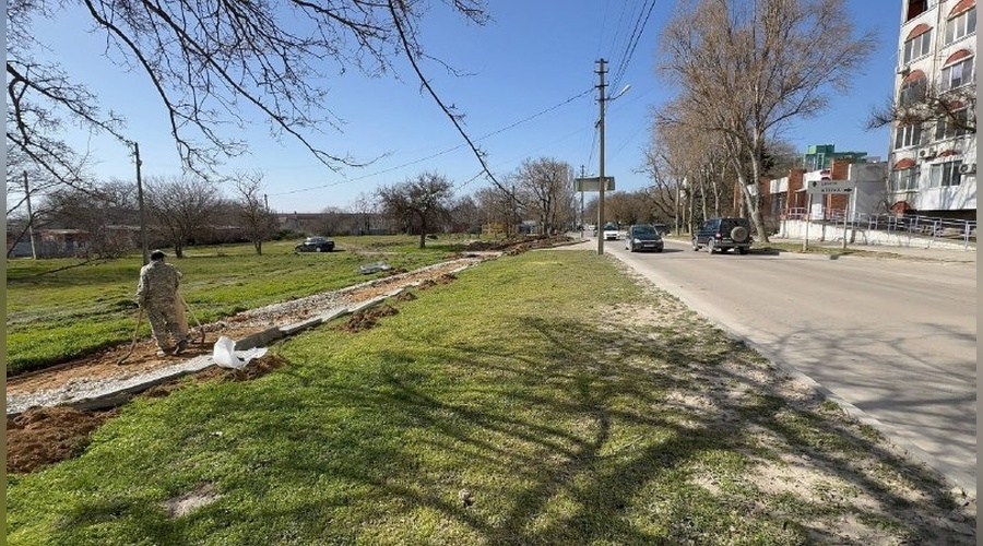 В Керчи вдоль улицы Кирова начали обустраивать пешеходную аллею