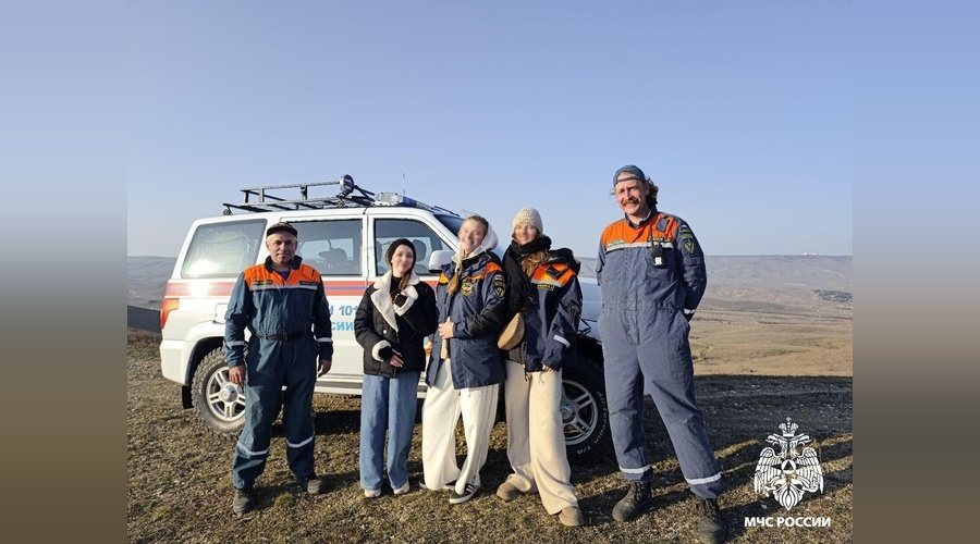 Спасатели Крыма эвакуировали туристок с горного склона