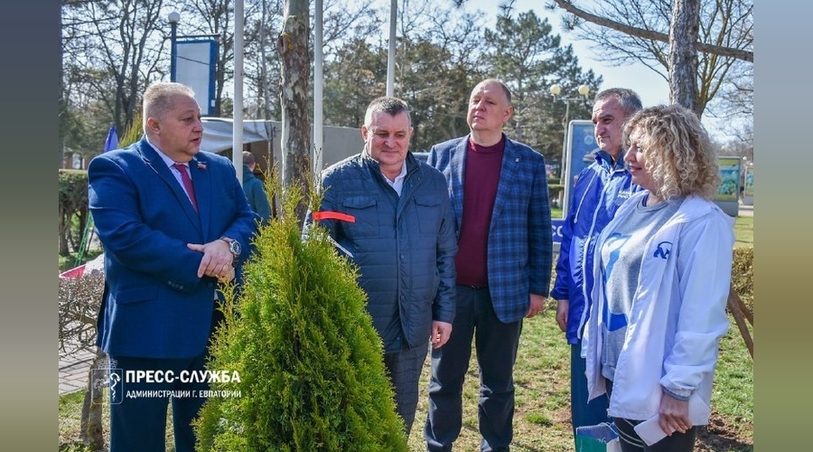 В Евпатории заложили аллею дружбы