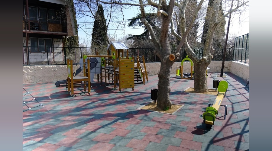 В Ялте после капремонта открыли одну из крупнейших детско‑спортивных площадок ЮБК