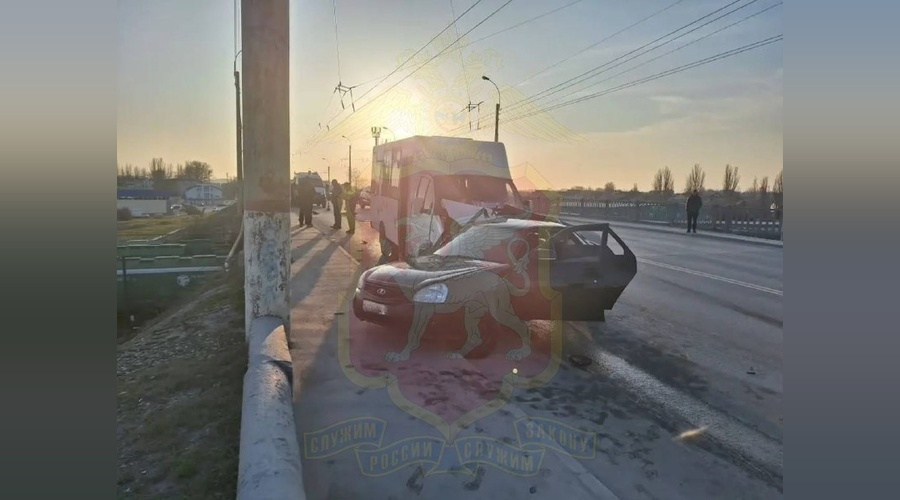 В Керчи в результате столкновения легковушки с маршруткой погиб пассажир