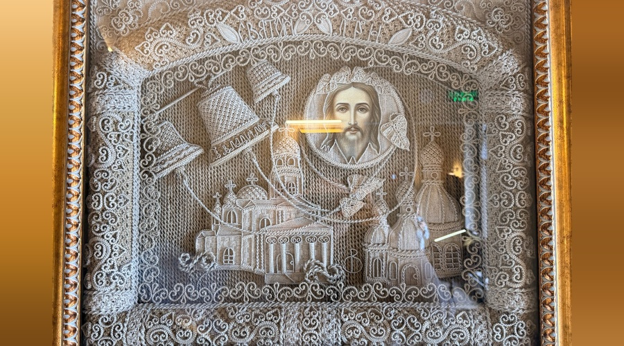 Во дворце «Ласточкино гнездо» открылась выставка льняных икон «Святой лён»