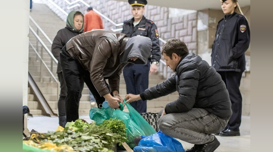 Полиция и чиновники провели рейды по местам стихийной торговли в Симферополе