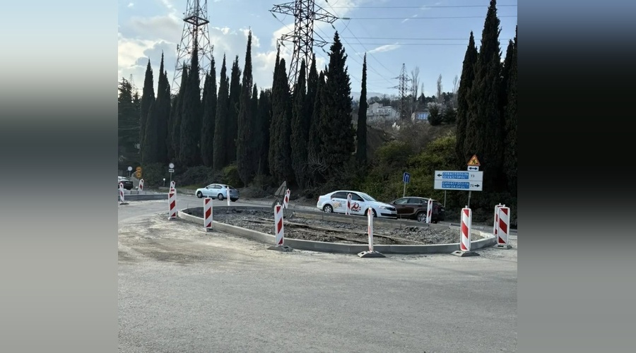 В Ялте на опасном перекрестке обустраивают островки безопасности