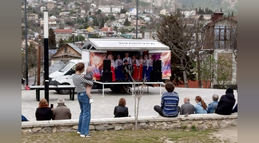 Передвижной автоклуб объединяет жителей ЮБК и дарит праздник